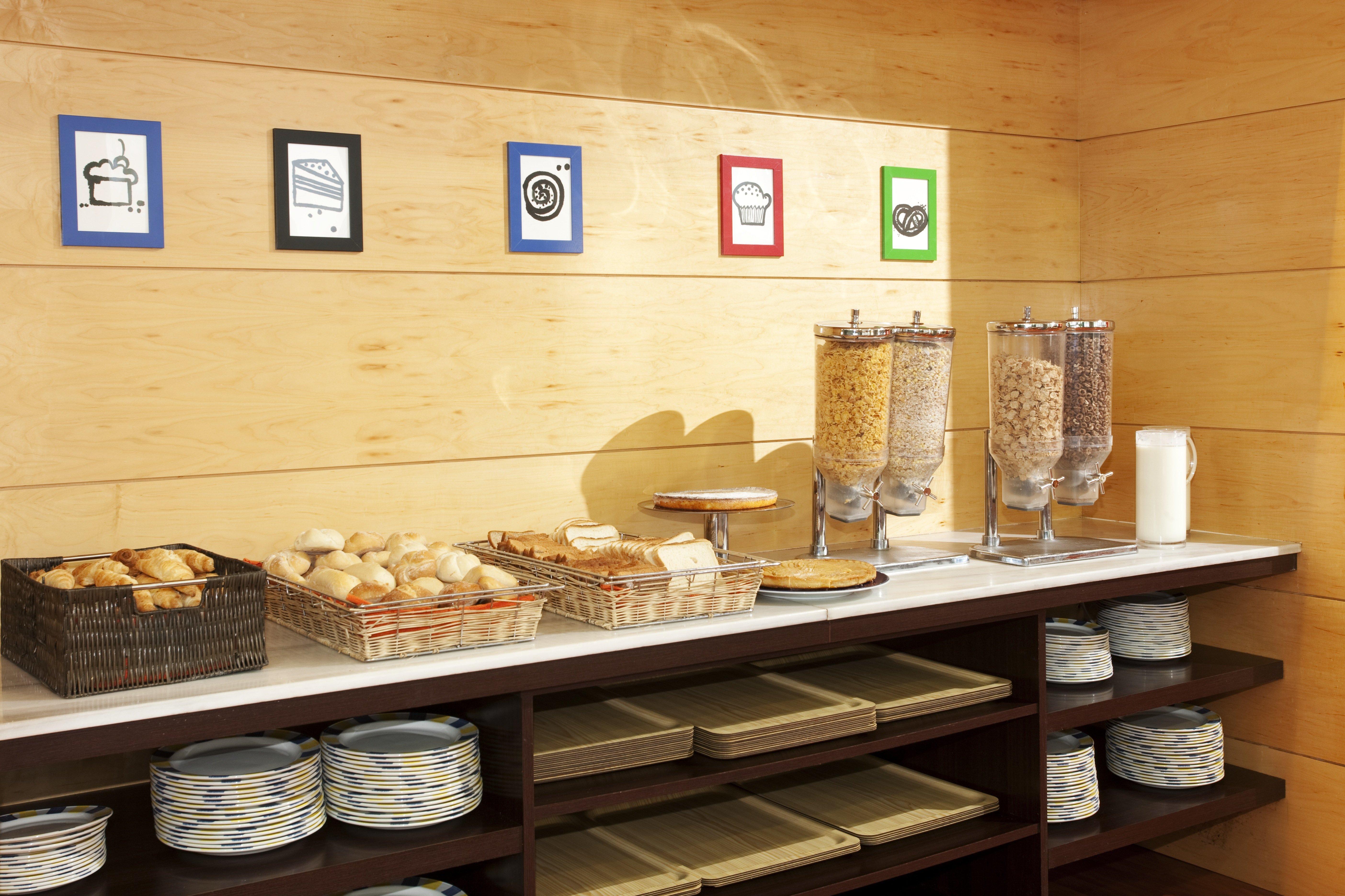 Holiday Inn Express Molins De Rei By Ihg Ресторан фото