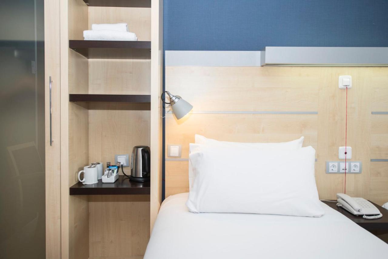 Holiday Inn Express Molins De Rei By Ihg Экстерьер фото