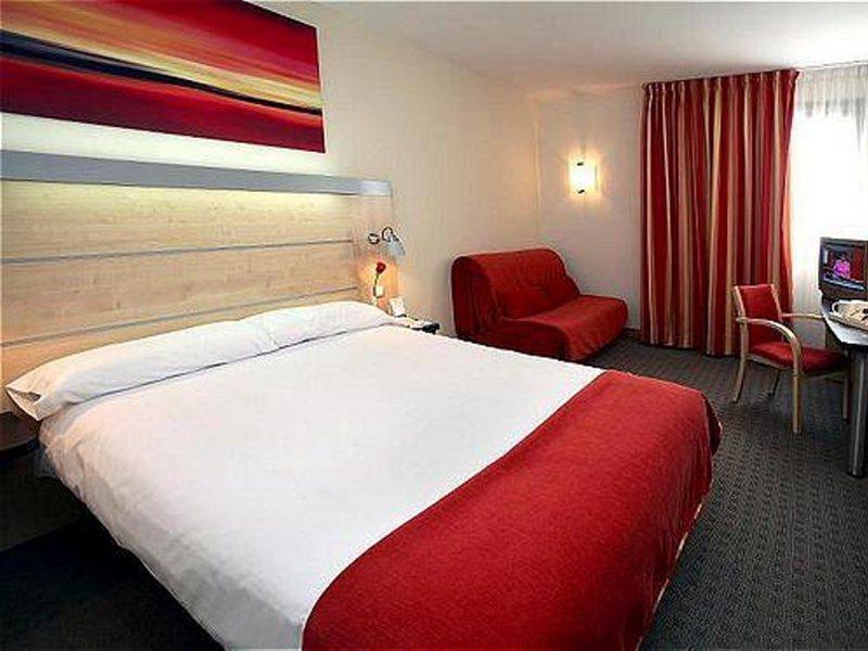 Holiday Inn Express Molins De Rei By Ihg Экстерьер фото