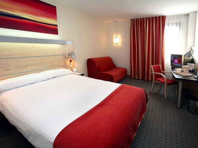 Holiday Inn Express Molins De Rei By Ihg Экстерьер фото