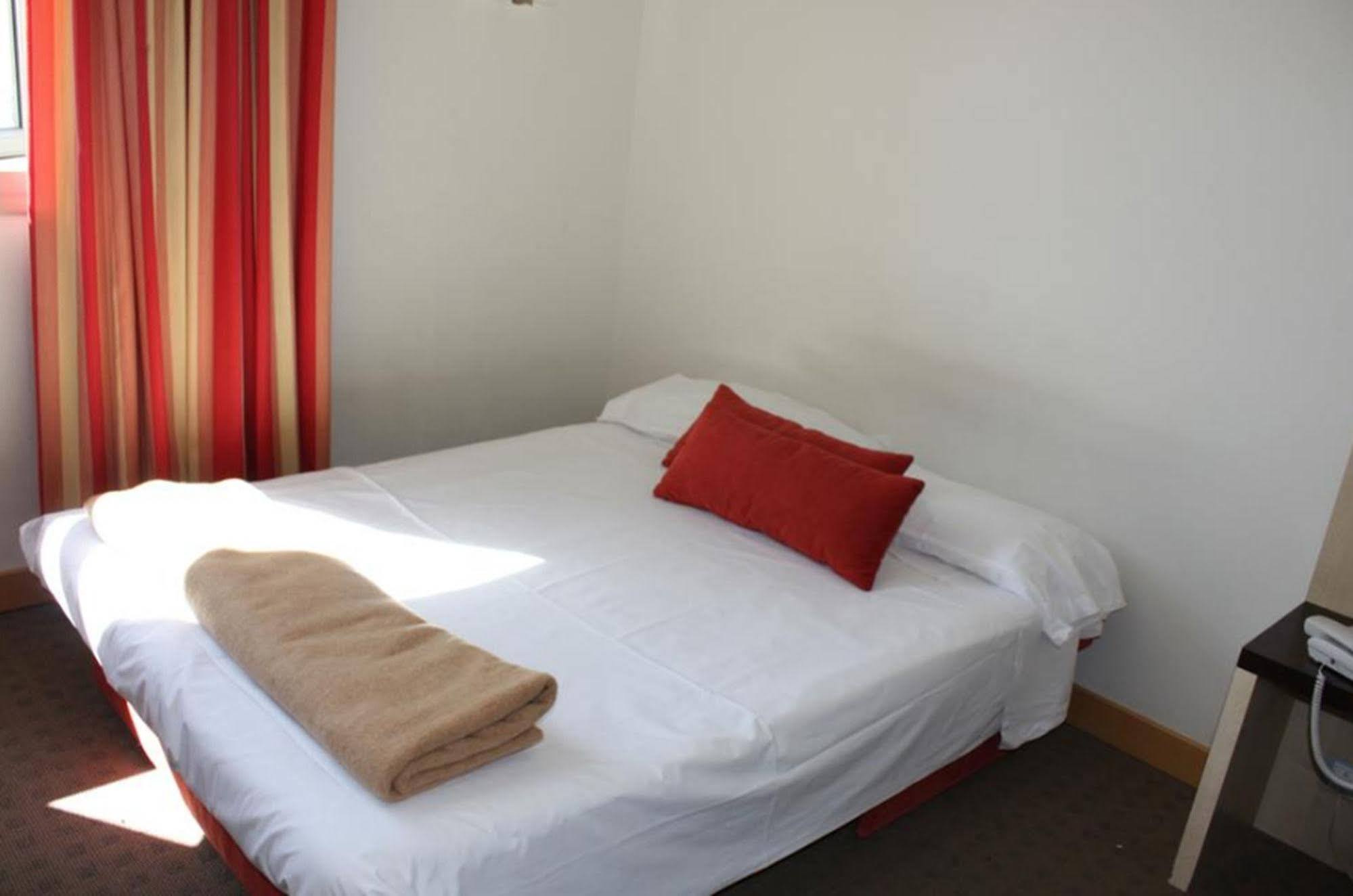 Holiday Inn Express Molins De Rei By Ihg Экстерьер фото